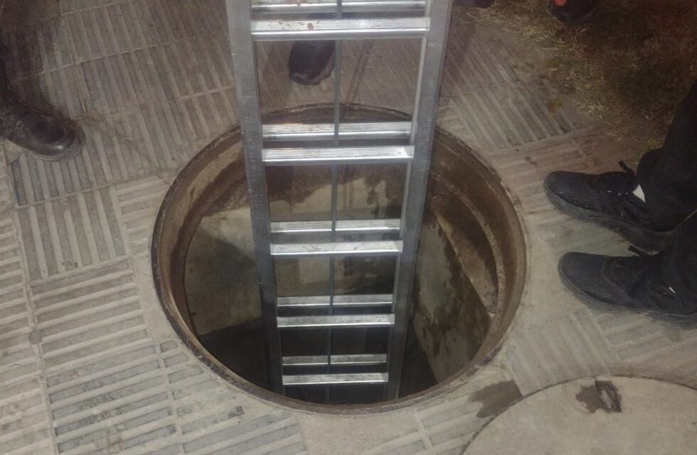 Córdoba: estaba robando cables, se escondió en la alcantarilla y la Policía lo encontró