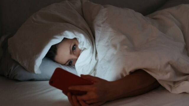 Qué es el doomscrolling y por qué es tan peligroso.