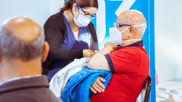 Vacunación contra el coronavirus en adultos mayores. (Prensa Gobierno TDF)