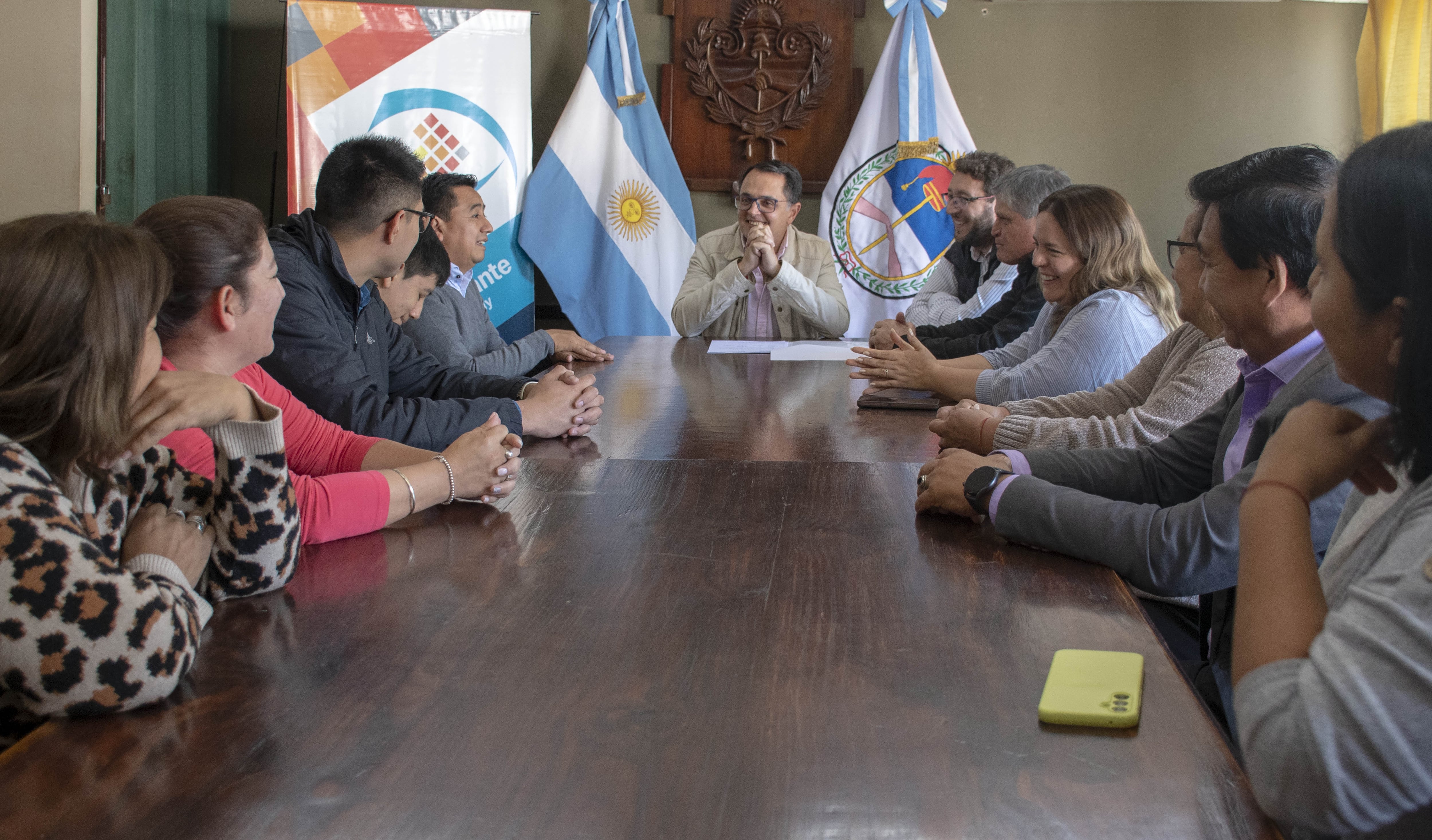 Concejales capitalinos recibieron al nadador Antonio Reynoso Mayo, familiares y su entrenador, para hacerle entrega de la declaración "de interés municipal" a su participación en un campeonato mundial de natación en aguas abiertas.