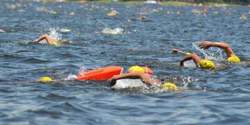 El cruce a nado del Lago en Villa Rumipal es uno de los atractivos estivales de la región. (Prensa Federación Cordobesa de Natación)