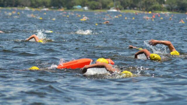 El cruce a nado del Lago en Villa Rumipal es uno de los atractivos estivales de la región. (Prensa Federación Cordobesa de Natación)