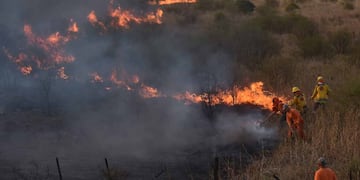 Feroz incendio a la vera de la autopista Córdoba-Carlos Paz.