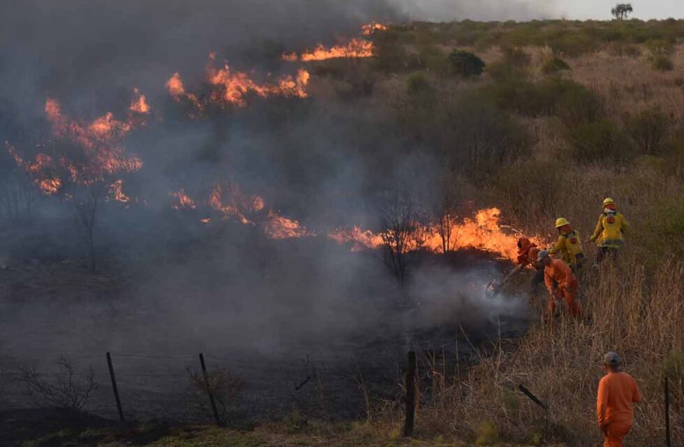 Imágenes infernales: así es el paso del fuego que azota la autopista Córdoba-Carlos Paz