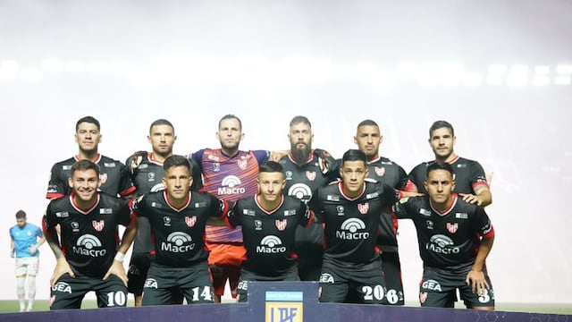 La formación de Instituto para visitar a Argentinos en La Paternal. (Prensa IACC).