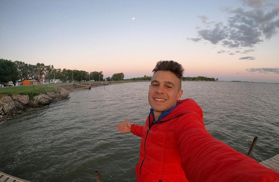 Recorre Argentina en bicicleta mostrando su viaje en redes, pero cuando llegó a Puerto Madryn le robaron su computadora