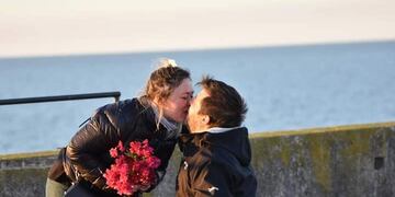 La pareja protagonizó un momento romántico en Miramar. (Gentileza El Diario del Pueblo)