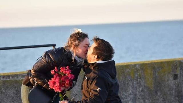 La pareja protagonizó un momento romántico en Miramar. (Gentileza El Diario del Pueblo)
