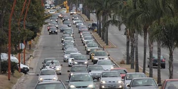 TRÁNSITO INTENSO. Muchos autos circulan por las principales rutas del país (LaVoz/Archivo).