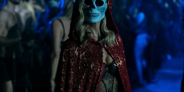 The Fall of the House of Usher. Carla Gugino as Verna in episode 102 of The Fall of the House of Usher. Cr. Eike Schroter/Netflix © 2023