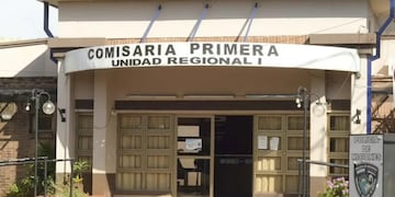 Según los policías, Leandro Behaer de 43 años, ingresó a la dependencia armado con cuchillos e intentó atacar a una oficial.