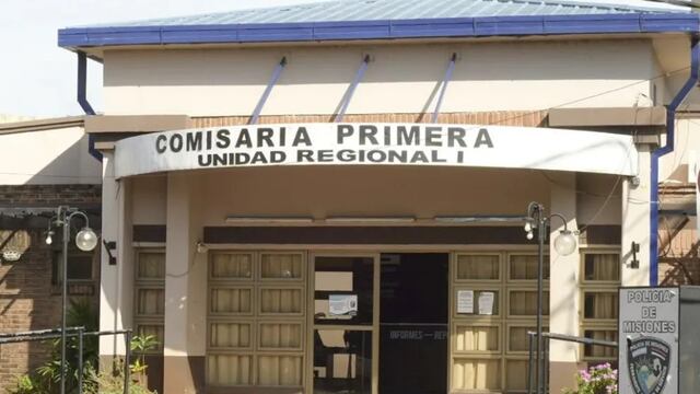 Según los policías, Leandro Behaer de 43 años, ingresó a la dependencia armado con cuchillos e intentó atacar a una oficial.