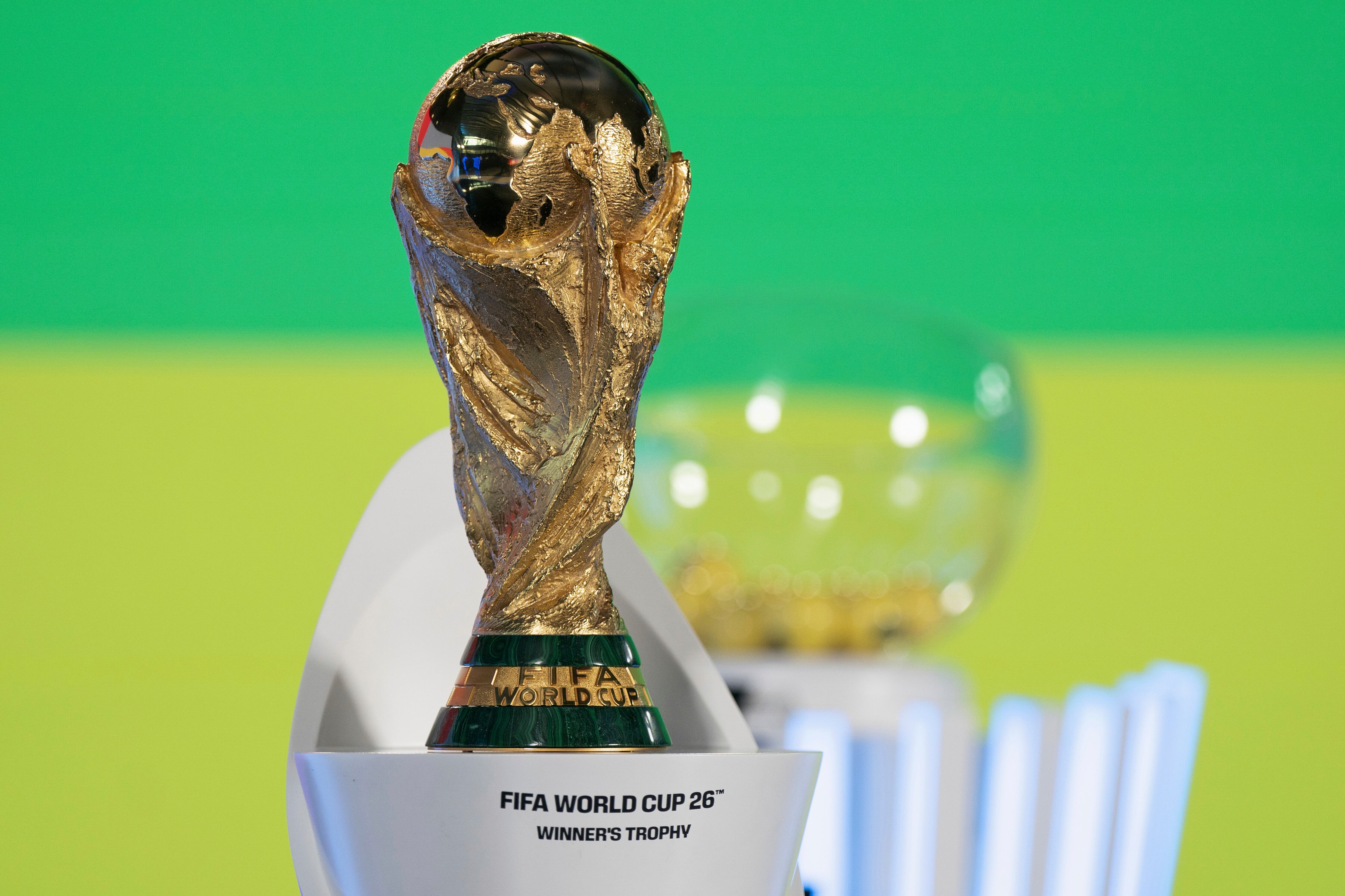 ARCHIVO - El trofeo de la Copa del Mundo FIFA es exhibido previo al Sorteo de la fase de Eliminatorias de la UEFA rumbo al Mundial de 2026, en la sede de la FIFA, en Zúrich, Suiza, el viernes 13 de diciembre de 2024. (Til Buergy/Keystone vía AP, Archivo)