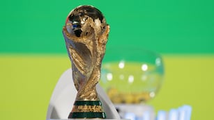 ARCHIVO - El trofeo de la Copa del Mundo FIFA es exhibido previo al Sorteo de la fase de Eliminatorias de la UEFA rumbo al Mundial de 2026, en la sede de la FIFA, en Zúrich, Suiza, el viernes 13 de diciembre de 2024. (Til Buergy/Keystone vía AP, Archivo)