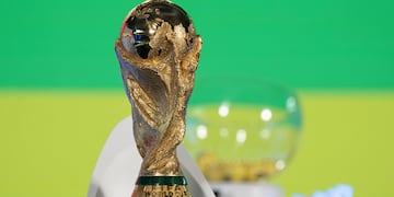 ARCHIVO - El trofeo de la Copa del Mundo FIFA es exhibido previo al Sorteo de la fase de Eliminatorias de la UEFA rumbo al Mundial de 2026, en la sede de la FIFA, en Zúrich, Suiza, el viernes 13 de diciembre de 2024. (Til Buergy/Keystone vía AP, Archivo)