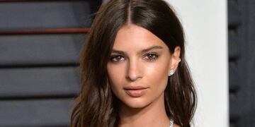 Emily Ratajkowski viajó en moto con un look veraniego que subió la temperatura en Instagram