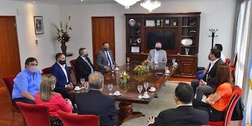 Estuvieron presentes en la reunión, el presidente subrogante de la Legislatura, Regino Amado; el prosecretario legislativo, Alejandro Martínez; los legisladores, Javier Morof y Daniel Deiana.