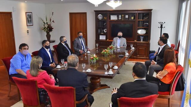 Estuvieron presentes en la reunión, el presidente subrogante de la Legislatura, Regino Amado; el prosecretario legislativo, Alejandro Martínez; los legisladores, Javier Morof y Daniel Deiana.
