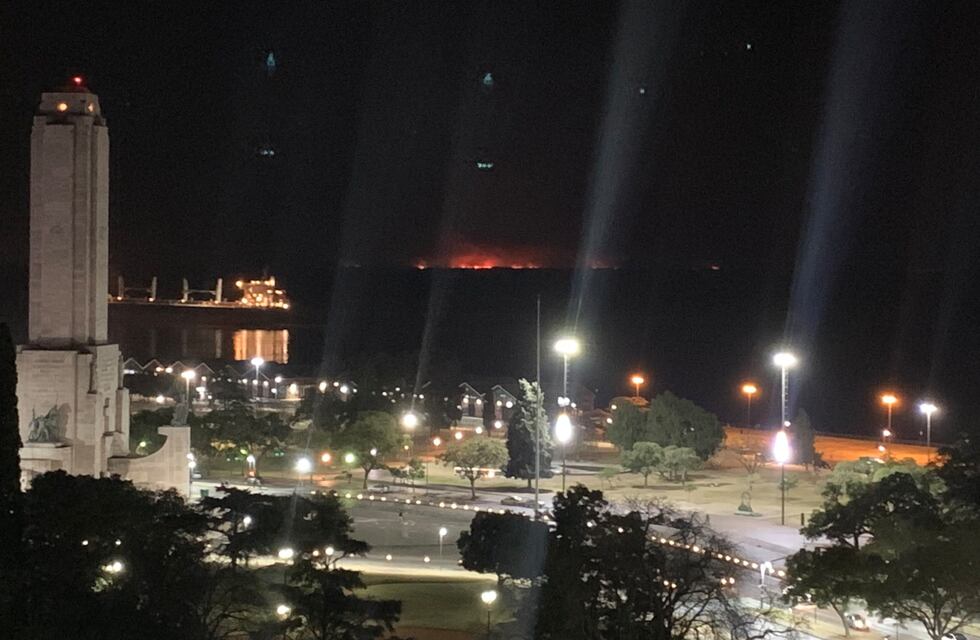Incendio en las islas frente a Rosario: la lluvia pasó de largo, el viento complica la situación y las imágenes son impactantes