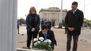 Entrega de una ofrenda floral al busto de Manuel Belgrano