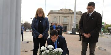 Entrega de una ofrenda floral al busto de Manuel Belgrano