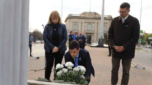 Entrega de una ofrenda floral al busto de Manuel Belgrano