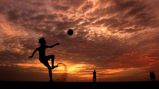 El pequeño es fanático de la natación, el fútbol y la jardinería.