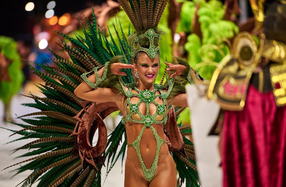 El Carnaval del País ya vibra la sexta noche de show con 4 comparsas en escena