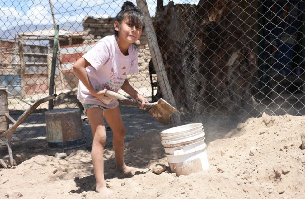 Historia pos terremoto: la niña sanjuanina que ayuda a sus padres a construir su nueva casa