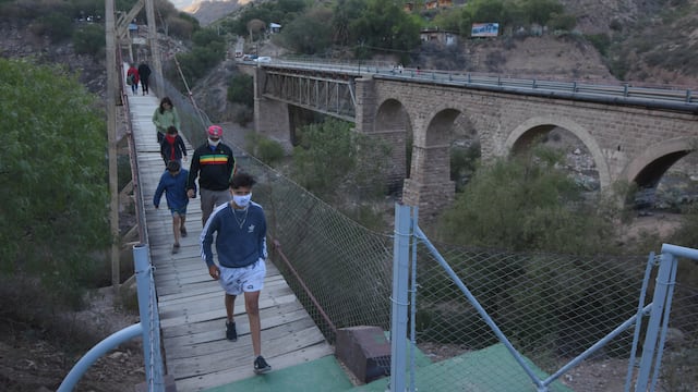 Turismo interno en el puente ubicado en Cacheuta.