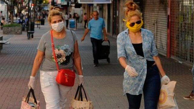 Gente con barbijo por la ciudad