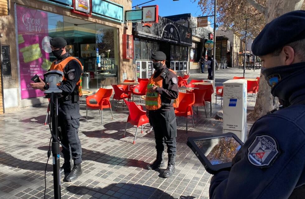 Video: ingresó a un negocio y salió con la caja registradora a cuesta
