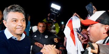 La salida de Marcelo Gallardo del estadio Monumental y el saludo de hinchas.
