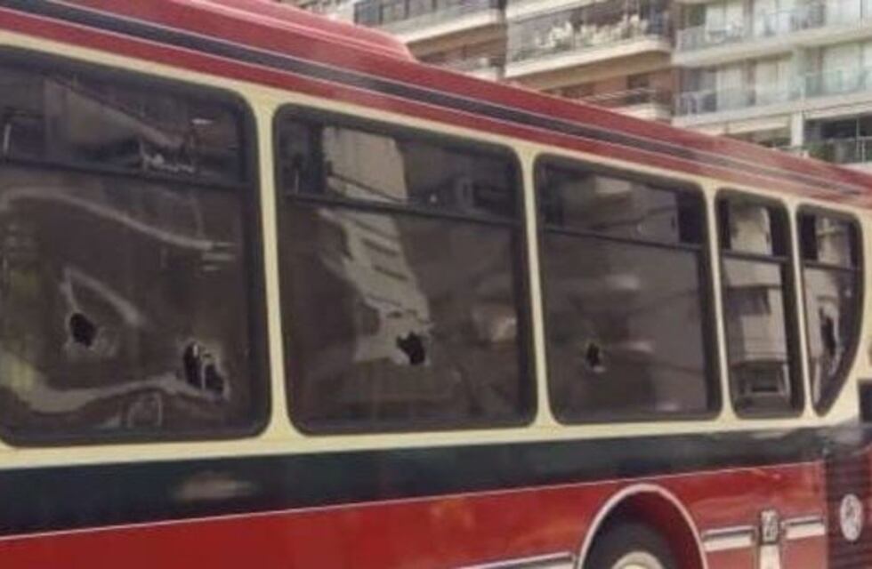 Le chocaron el auto y destrozó las ventanillas de un colectivo a palazos