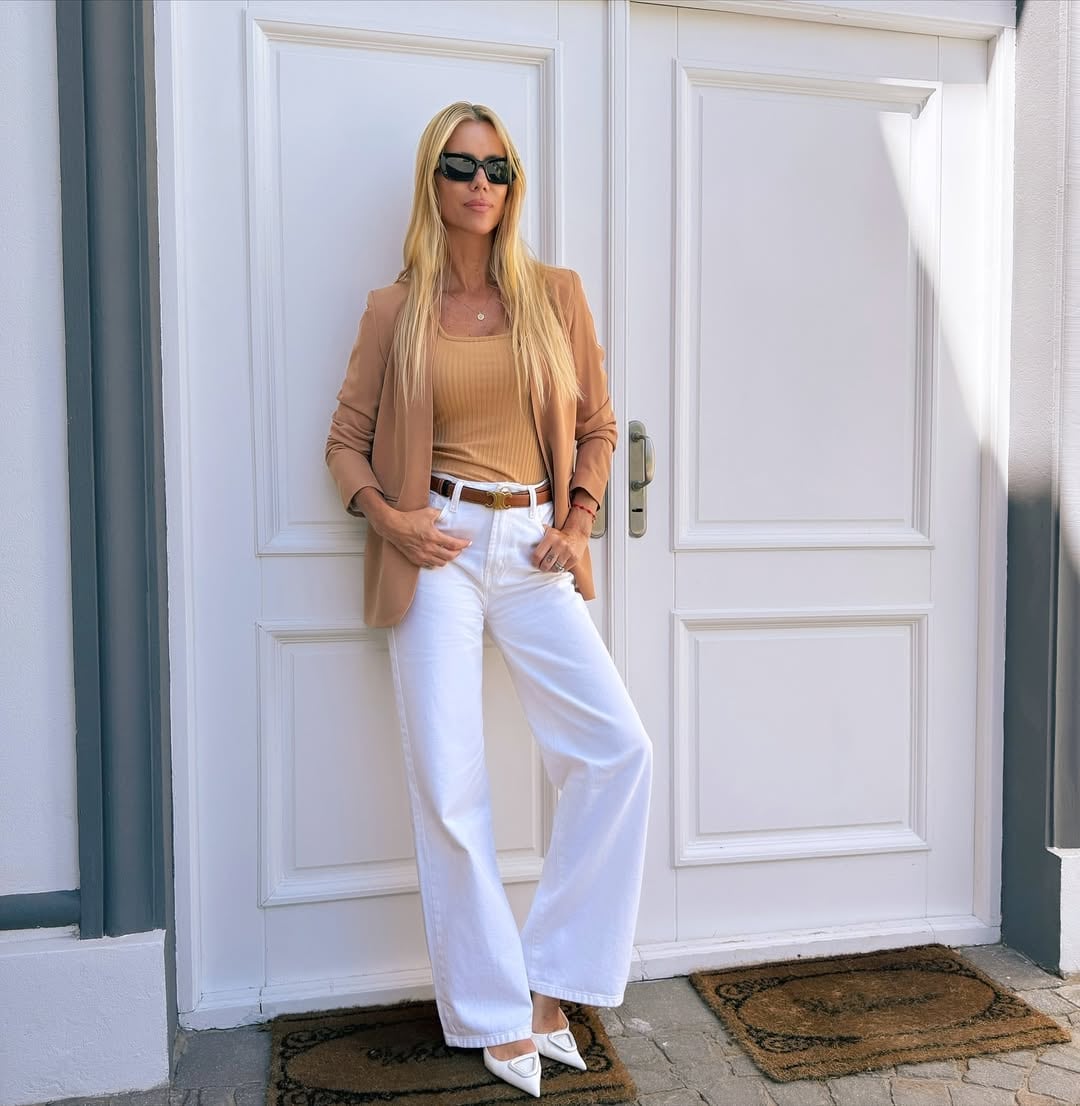 Nicole Neumann se sumó a la tendencia de la temporada y combinó el color camel y blanco de manera perfecta