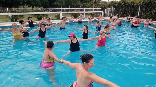 Yoga en el agua, una atractiva actividad para el verano