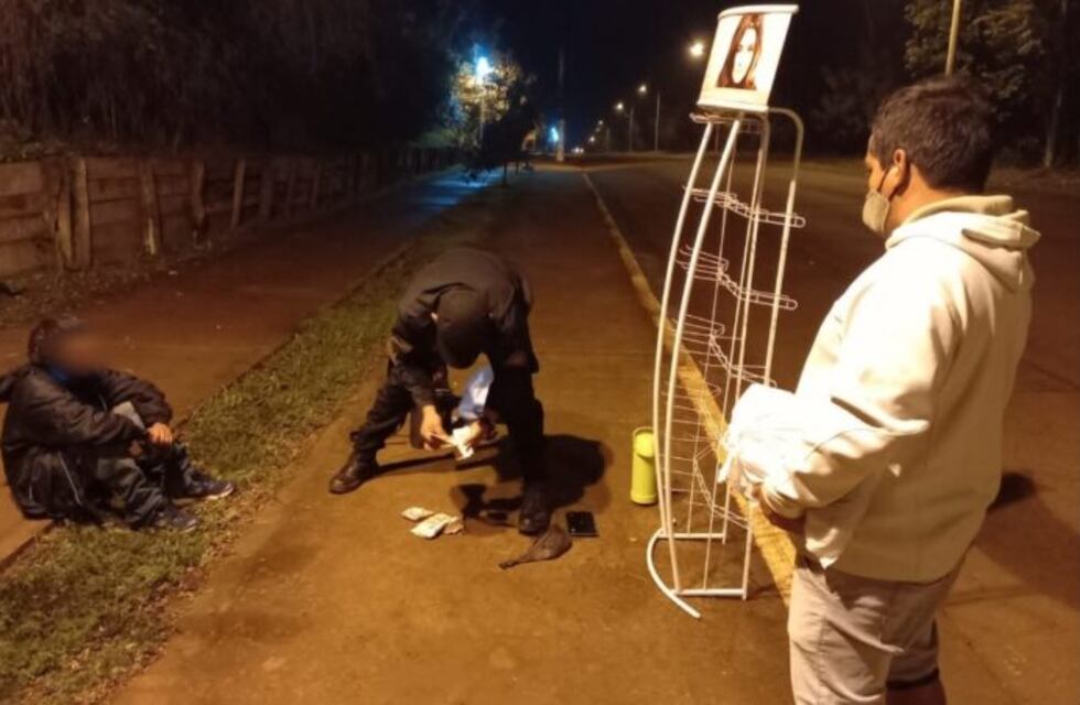 Transportaba un exhibidor y terminó detenido por no poder justificar su procedencia