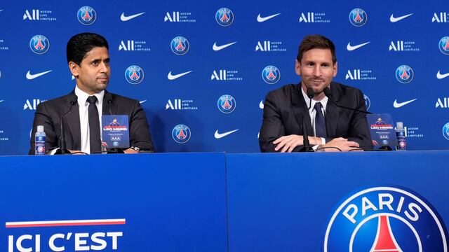 La presentación de Messi en el PSG, junto al presidente del club. (AP Photo/Francois Mori)