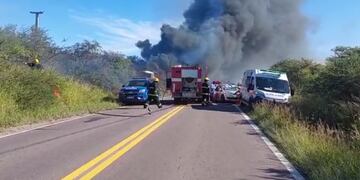 Se incendió un camión cargado de carbón en Pérez (Policía)