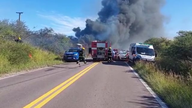 Se incendió un camión cargado de carbón en Pérez (Policía)