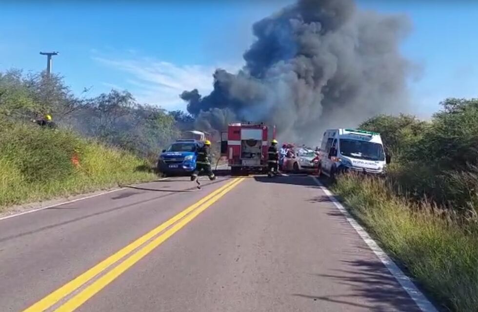 Se incendió un camión cargado de carbón en Pérez