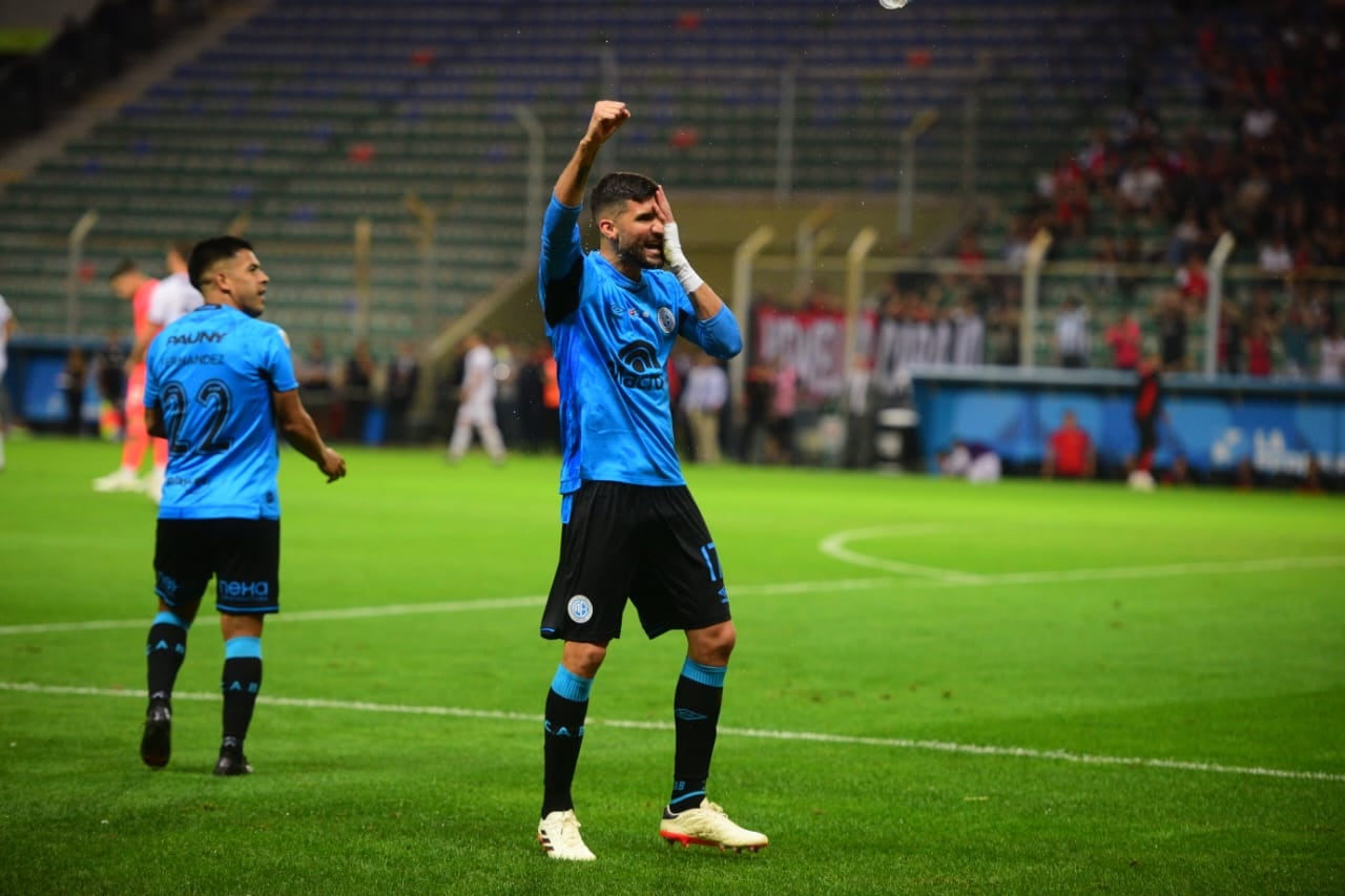 Lisandro López marcó el 2-1 de Belgrano ante Newell's en la Copa Argentina y mandó el festejo Pirata. (José Gabriel Hernández / La Voz)