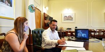 El intendente de la ciudad de San Luis, Sergio Tamayo suscribió un convenio para sumar a la municipalidad a la RAMCC. Gentileza NDSL