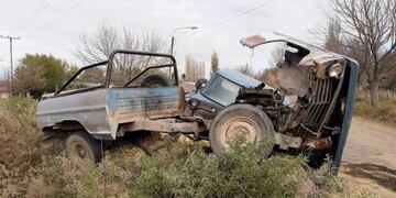 La Ford F100 se partió en dos luego de chocar con un montículo a la orilla del camino.