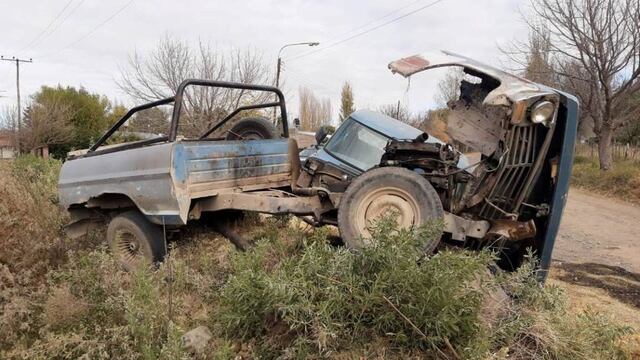 La Ford F100 se partió en dos luego de chocar con un montículo a la orilla del camino.
