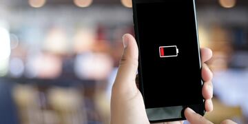 Trucazo que pocos conocen: cómo transferir batería desde un iPhone 15 a un celular Android.