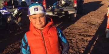 Stefano vende panqueques para arreglar su moto.