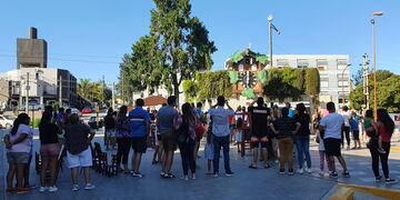 Plazoleta del Reloj Cucú, y el momento exacto en que la "cucusa" hace su aparición ante un público expectante. (Foto: VíaCarlosPaz).