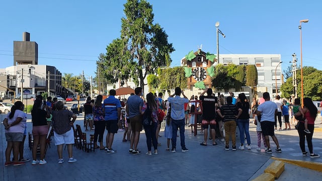 Plazoleta del Reloj Cucú, y el momento exacto en que la "cucusa" hace su aparición ante un público expectante. (Foto: VíaCarlosPaz).