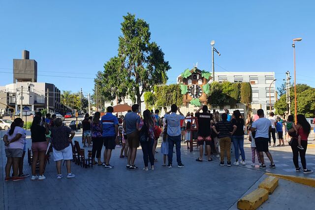 Plazoleta del Reloj Cucú, y el momento exacto en que la "cucusa" hace su aparición ante un público expectante. (Foto: VíaCarlosPaz).